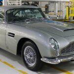 El Aston Martin DB5 es uno de los coches más reconocibles de la historia, en gran parte gracias a su asociación con James Bond. Más allá del cine, es un elegante gran turismo británico con un refinado motor de seis cilindros y un diseño atemporal. Representa la combinación perfecta entre lujo, deportividad y exclusividad. El DB5 consolidó la imagen de Aston Martin como fabricante de coches sofisticados y deseables. Hoy es una pieza clave del coleccionismo clásico, valorada tanto por su historia cinematográfica como por su importancia dentro de la industria automovilística.
