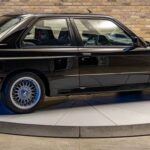 El BMW M3 E30 nació para la homologación en competición y terminó convirtiéndose en un icono. La versión Sport Evolution es la más extrema y rara, con mejoras aerodinámicas y un motor de cuatro cilindros afinado al máximo. Su comportamiento preciso y su conexión directa con el conductor lo convierten en una referencia absoluta entre los deportivos compactos. Es un coche que demuestra cómo la competición puede influir directamente en los modelos de calle. Hoy, el M3 E30 es uno de los BMW más cotizados y deseados por coleccionistas de todo el mundo.