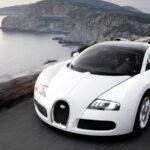 El Bugatti Veyron redefinió los límites de la ingeniería automovilística en el siglo XXI. Con su motor W16 de 1.001 CV, tracción total y una calidad de fabricación sin precedentes, fue el primer hiperdeportivo moderno. Bugatti no buscaba solo velocidad, sino hacerlo con lujo, fiabilidad y confort. Su desarrollo supuso un desafío técnico enorme y pérdidas económicas asumidas solo por el prestigio. El Veyron marcó el inicio de una nueva era y sentó las bases de los hiperdeportivos actuales. Como coche de colección, representa un punto de inflexión histórico en la automoción.