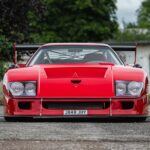 El Ferrari F40 es uno de los superdeportivos más legendarios jamás fabricados y el último aprobado personalmente por Enzo Ferrari. Diseñado para celebrar el 40º aniversario de la marca, destaca por su enfoque radical: ligereza extrema, aerodinámica funcional y un motor V8 biturbo de 478 CV sin ayudas electrónicas. Su carrocería de fibra de carbono y kevlar marcó un antes y un después en la industria. El F40 no fue concebido como un coche cómodo, sino como una máquina pura de sensaciones. Hoy en día, su valor no deja de crecer y representa la esencia más salvaje y auténtica de Ferrari.