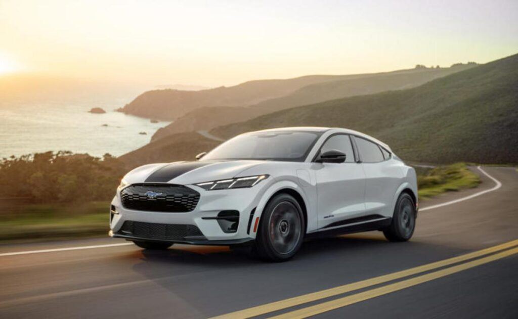 Ford Mach-E 2026: el Mustang eléctrico mejora con nuevas manijas y un paquete especial.