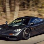 El McLaren F1 es considerado por muchos el mejor coche de carretera jamás construido. Diseñado por Gordon Murray, revolucionó el concepto de superdeportivo con su posición de conducción central y su obsesión por la ligereza. Monta un motor V12 atmosférico de BMW con 627 CV y fue durante años el coche más rápido del mundo. Solo se fabricaron 106 unidades, lo que lo convierte en una de las piezas más codiciadas del mercado. Más allá de cifras, el F1 destaca por su ingeniería impecable y su enfoque purista, sin turbos ni ayudas modernas. Es un icono absoluto de la historia del automóvil.
