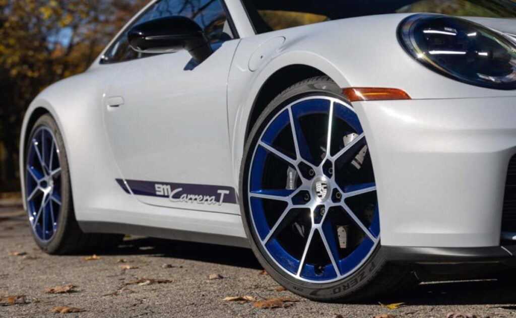 Porsche 911 Carrera T: una joya de la historia de las carreras con un toque único.