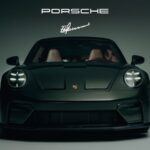 Creado para conmemorar el 90º aniversario de Ferdinand Alexander Porsche, este 911 GT3 es mucho más que una edición limitada. Con solo 90 unidades producidas por el programa Sonderwunsch, se convierte en una pieza de colección inmediata. Su exclusivo color Verde F. A. metalizado, el interior con tejido Grid-Weave y los múltiples guiños personales al diseñador reflejan la filosofía de “la forma sigue a la función”. Basado en el 911 GT3 Touring, conserva el motor bóxer atmosférico de 510 CV, combinando pureza mecánica con una fuerte carga emocional. Además, incluye un reloj Chronograph 1 exclusivo y una bolsa de viaje Porsche Design, reforzando su carácter de objeto de culto.