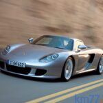 El Porsche Carrera GT es uno de los últimos grandes superdeportivos analógicos. Monta un motor V10 atmosférico derivado de la competición, acompañado de una caja de cambios manual, algo impensable hoy en su segmento. Su chasis monocasco de fibra de carbono y su sonido inconfundible lo han convertido en un coche de culto. No es fácil de conducir y exige respeto, pero precisamente eso es parte de su encanto. Con una producción limitada, el Carrera GT representa una época en la que la experiencia al volante estaba por encima de la electrónica.