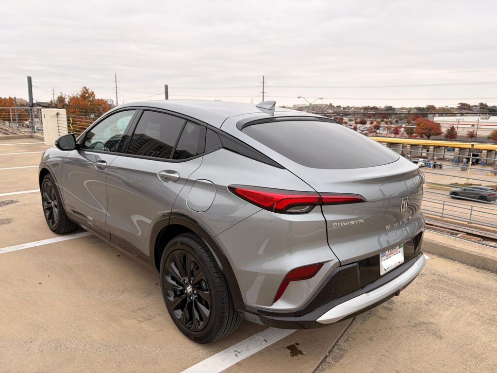 Trasera 3/4 de un Buick Envista 2026
