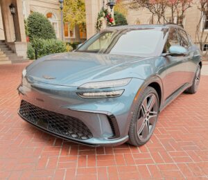 Frontal 3/4 de un Genesis GV60 Performance AWD 2026