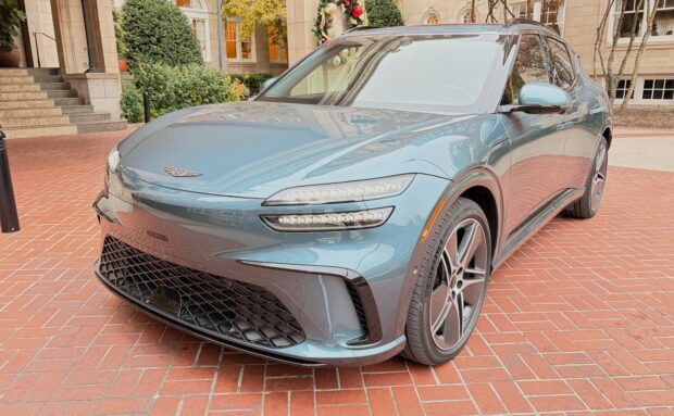 Frontal 3/4 de un Genesis GV60 Performance AWD 2026