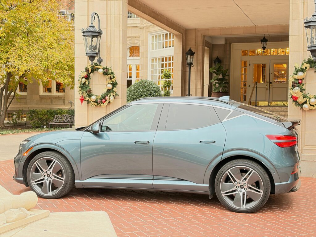 Lateral de un Genesis GV60 Performance AWD 2026