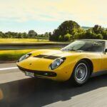 El Lamborghini Miura es ampliamente reconocido como el primer superdeportivo moderno de motor central. La versión SV representa la evolución definitiva del modelo, con mejoras en estabilidad, potencia y comportamiento. Su diseño, obra de Marcello Gandini, sigue siendo una referencia estética incluso décadas después. Equipado con un V12 atmosférico, el Miura SV combina elegancia y brutalidad mecánica de una forma irrepetible. No solo cambió la imagen de Lamborghini, sino que obligó a toda la industria a replantear cómo debía ser un coche deportivo de altas prestaciones. Hoy es una joya histórica extremadamente valiosa.