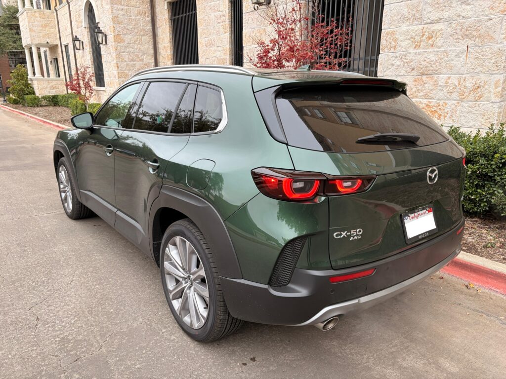 Trasera 3/4 de un Mazda CX-50 Turbo Premium Plus 2026