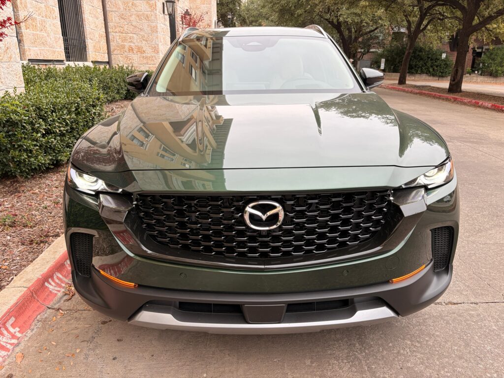Frontal de un Mazda CX-50 2026