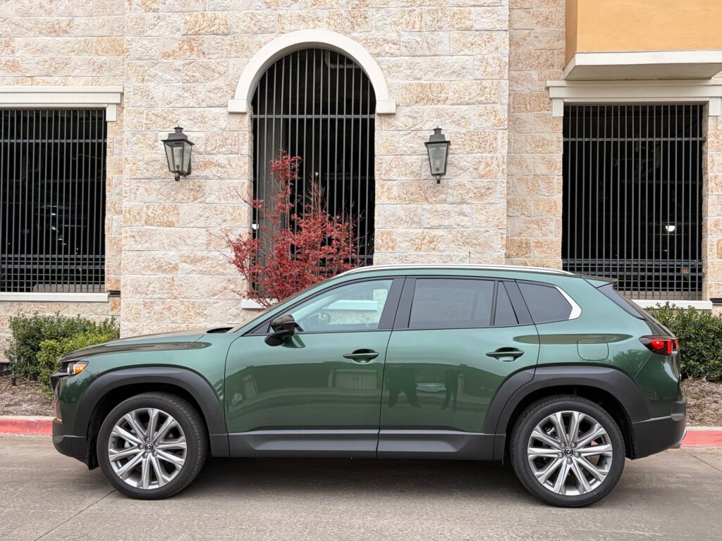 Lateral de un CX-50 2026