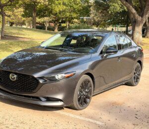 Frontal 3/4 de un Mazda3 Sedán Turbo Premium Plus 2026