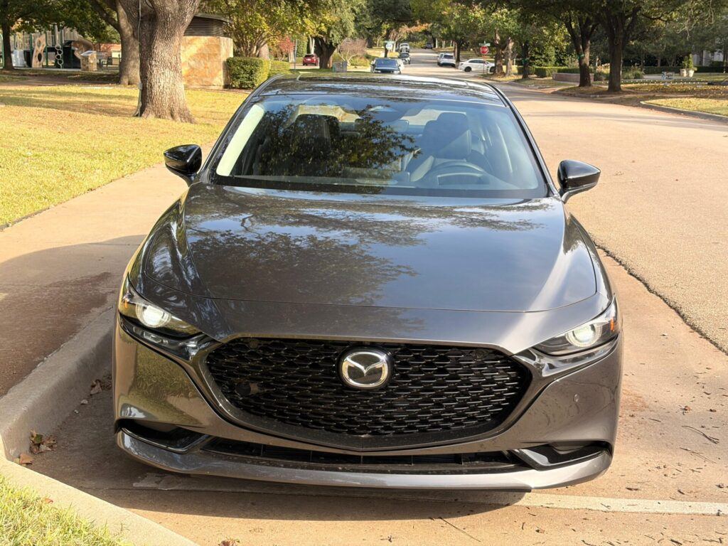 Frontal de un Mazda3 Sedán 2026