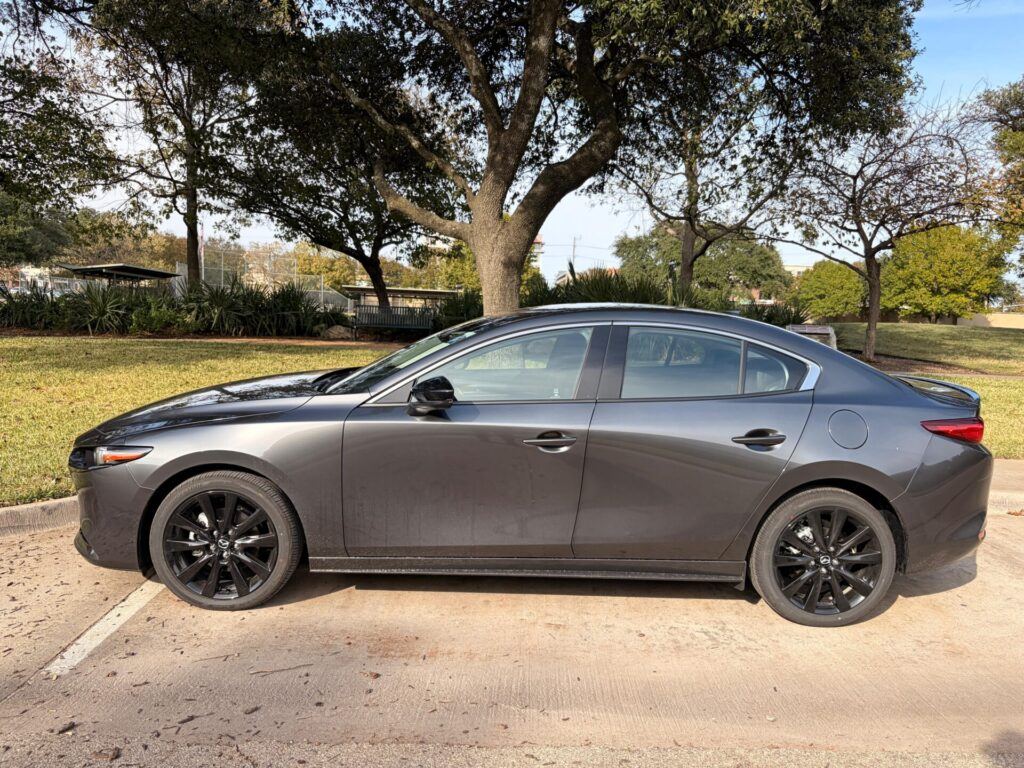 Lateral de un Mazda3 2026