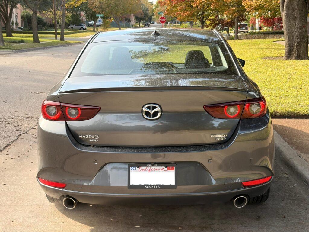 Trasera de un Mazda3 Sedán Turbo Premium 2026