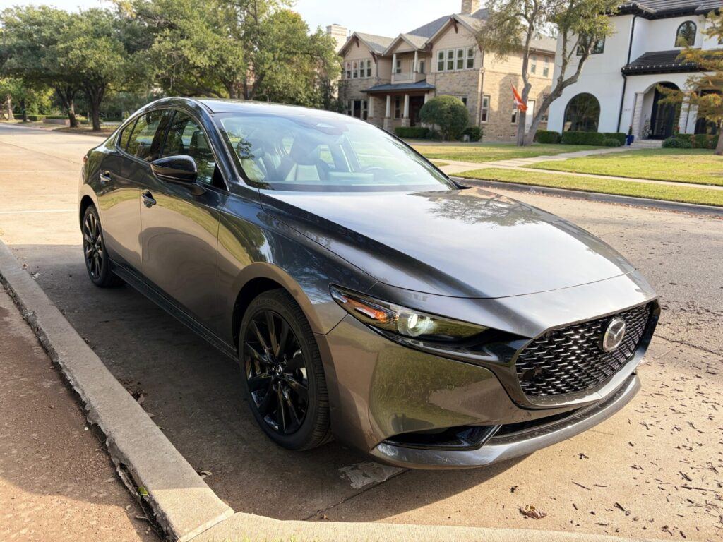 Frontal 3/4 de un Mazda3 2026