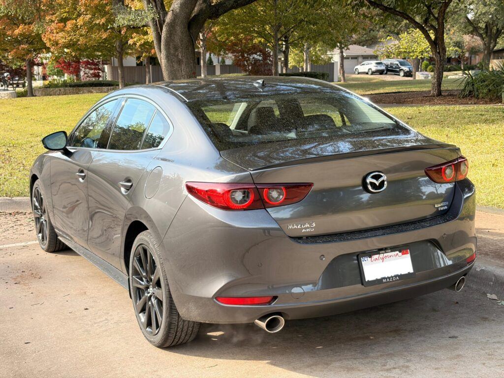 Trasera de un Mazda3 Sedán Turbo Premium Plus 2026