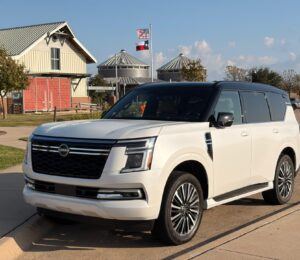 Frontal 3/4 de un Nissan Armada Platinum Reserve Intelligent 4WD 2026