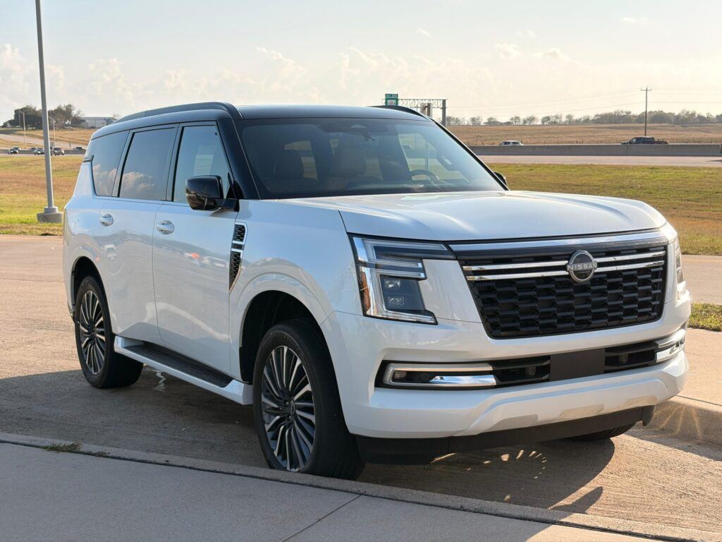 Frontal 3/4 de un Nissan Armada Platinum Reserve Intelligent 2026