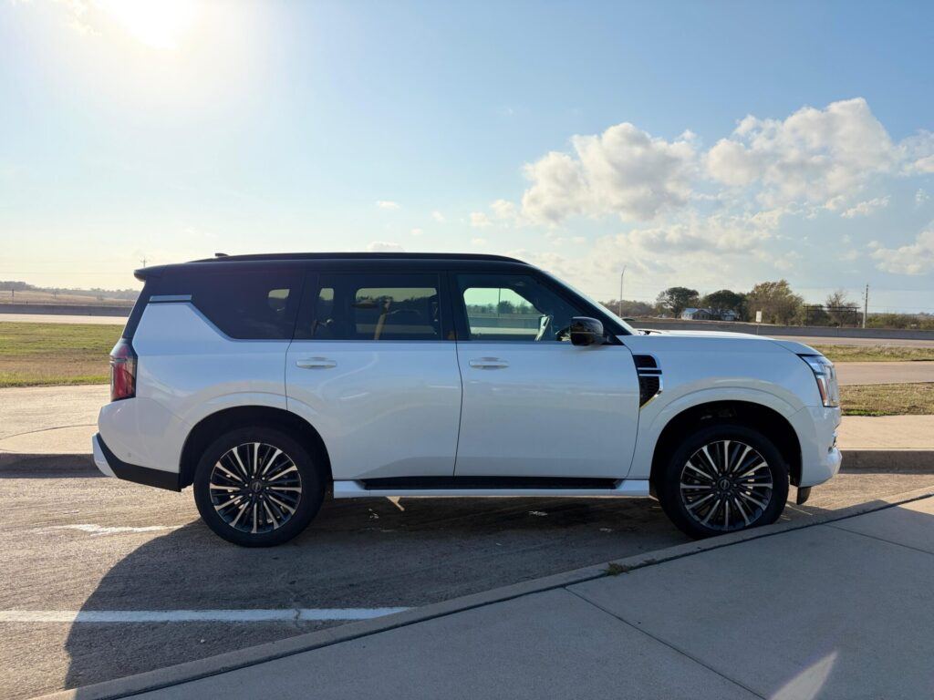 Lateral de un Nissan Armada Platinum 2026