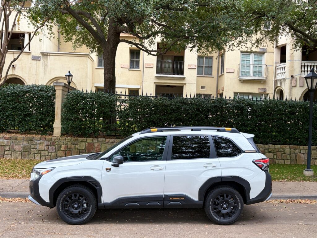 Lateral de un Forester 2026 color blanco