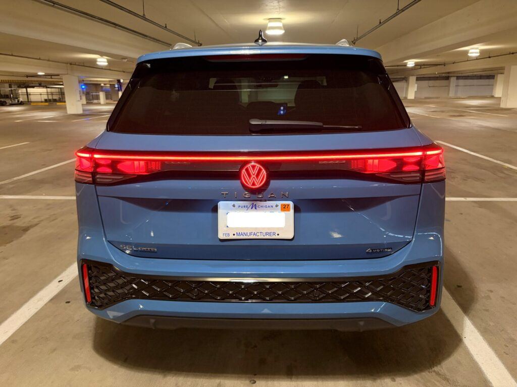 Trasera de un Volkswagen Tiguan SEL R-Line® Turbo 2026