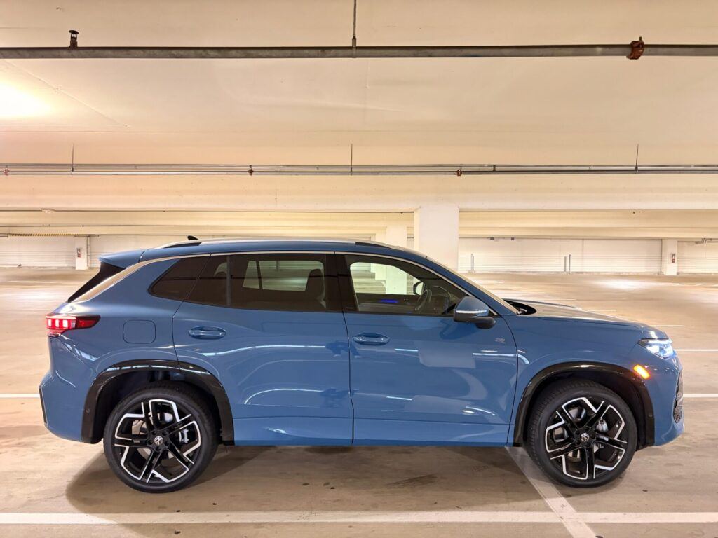 Lateral de un Volkswagen Tiguan SEL R-Line® Turbo 2026 en color azul