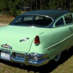 En los primeros años de la NASCAR, los coches de carreras eran auténticos modelos de calle. El Hudson Hornet de 1951 reinó gracias a su innovador chasis “step-down”, que rebajaba el centro de gravedad frente a sus rivales. Basado en el Commodore, este familiar camuflado de stock car dominó los óvalos estadounidenses y sentó las bases de lo que significaba ser rápido… con cuatro plazas reales.