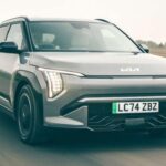 Que el Kia EV3 lidere esta lista no es casualidad. Kia ha sabido capitalizar la experiencia acumulada con el e-Niro y el EV6 para crear un SUV eléctrico extremadamente equilibrado. Destaca por su espacio interior —especialmente en las plazas traseras—, un maletero capaz de alojar seis maletas de cabina y una posición de conducción elevada con excelente visibilidad. Su comportamiento en carreteras bacheadas es sobresaliente y la autonomía es uno de sus grandes argumentos: 270 millas en versión Standard Range y hasta 375 millas en la Long Range. Todo ello, con una relación calidad-precio muy competitiva si se considera su completo equipamiento de serie.