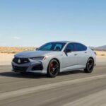 El Acura TLX ha sido una de las opciones más destacadas en el segmento de sedanes de lujo, pero para 2026 la marca japonesa ha decidido retirarlo de la producción. Este modelo ha representado la elegancia, el rendimiento y la tecnología de Acura durante años. Con su salida, Acura deja atrás uno de los últimos sedanes reales de su catálogo, centrando ahora su oferta en el Integra hatchback como la única opción para quienes busquen un vehículo no SUV. Esta retirada marca un cambio significativo para la marca, que se aleja de los sedanes tradicionales.