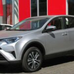 El RAV4 de 2016 destaca por su fiabilidad, eficiencia de combustible y practicidad. Su motor 2.5 litros de 176 CV ofrece hasta 31 mpg en carretera, y la versión híbrida mejora aún más la economía de combustible. Con espacio de carga de hasta 73.4 pies cúbicos y el sistema Toyota Safety Sense, es ideal para familias y viajes largos.