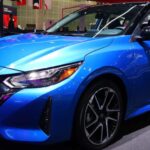 El Nissan Sentra 2026 tiene un precio inicial en el rango de los $20,000 y ofrece una de las mejores configuraciones tecnológicas en su clase. Con una pantalla táctil central de 12.3 pulgadas y opciones de pantallas duales en los modelos de mayor gama, este sedán compacto destaca por su sistema de infoentretenimiento moderno. La seguridad también es un punto fuerte, con características como frenado automático de emergencia, detección de peatones, monitoreo de punto ciego y cámaras de visión 360°. Es una excelente opción para quienes buscan un coche asequible y cargado de tecnología avanzada.