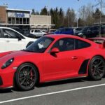 Porsche es sinónimo de rendimiento y precisión, pero su fiabilidad a largo plazo no siempre acompaña a sus altas prestaciones. Modelos como el 911 son sólidos, pero otros vehículos de la marca presentan fallos recurrentes, como problemas de motor y fugas de refrigerante. El motor de alto rendimiento de Porsche no tolera bien los problemas, ni siquiera los relacionados con el desgaste normal. Las reparaciones de un Porsche suelen ser costosas debido a la necesidad de piezas especializadas y mano de obra calificada. Así que si planeas ser dueño de uno, asegúrate de estar preparado para los costos de mantenimiento.