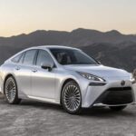 el Toyota Mirai es el mejor ejemplo de una buena idea lanzada antes de tiempo. la infraestructura de hidrógeno en California sigue siendo muy limitada, con unas 50 estaciones operativas frente a las 200 prometidas. fuera de Los Ángeles y el Área de la Bahía, repostar se vuelve casi imposible. las ventas cayeron un 46 % en el primer semestre de 2025 y una demanda colectiva ha puesto en el foco los problemas reales de uso. como coche usado, su futuro es incierto y su valor residual, muy débil.