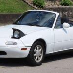 El Miata de primera generación es un roadster ligero con manejo excepcional y diseño atemporal. Su fiabilidad y simplicidad lo convierten en una elección ideal para principiantes en coches clásicos. Los precios de ejemplares bien conservados oscilan entre $5,000 y $10,000, con piezas y mantenimiento fáciles de conseguir, lo que lo hace una compra segura y disfrutable.