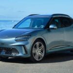 El GV60 Performance destaca por su interior cubierto en cuero Sky Blue, con costuras precisas, materiales sólidos y controles que transmiten integridad física. Cada superficie y ajuste transmite calidad, dejando claro que el lujo aquí es real y no solo visual. Quilted leather, botones físicos y un shifter Crystal Sphere que combina dramatismo y funcionalidad confirman el enfoque en el conductor.