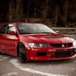 El 3000GT VR-4 fue un proyecto audaz de los años 90. Con tracción total, dirección en las cuatro ruedas, aerodinámica activa y suspensión ajustable electrónicamente, parecía más un concept car que un deportivo de calle. Aunque costoso y complejo, recompensaba a quienes valoraban innovación y estabilidad a alta velocidad, ofreciendo lujo y confianza en cada curva.