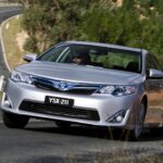 El Toyota Camry es un ejemplo claro de durabilidad. Este sedán medio es conocido por su fiabilidad y bajos costos de mantenimiento, lo que lo convierte en una de las opciones más populares entre los compradores de coches usados. El Camry ofrece un excelente consumo de combustible, con versiones de cuatro cilindros que alcanzan entre 22 y 25 mpg en ciudad y de 31 a 35 mpg en carretera. Los modelos más antiguos pueden superar fácilmente las 200,000 millas si se les da un mantenimiento adecuado. Además, no suele presentar problemas recurrentes significativos, lo que lo convierte en una opción segura para quien busque un coche de segunda mano.