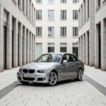 El BMW 335i es uno de esos autos que no grita su potencial a primera vista, pero cuando pisas el acelerador, te sorprenderá su verdadera naturaleza. Equipado con un motor biturbo de seis cilindros, este sedán deportivo ofrece una aceleración impresionante. A pesar de su comportamiento tranquilo en ralentí, el 335i se despierta y muestra todo su carácter cuando se le da rienda suelta. Aunque su mantenimiento puede ser algo elevado, la experiencia de conducción que ofrece compensa ampliamente los gastos adicionales. Este modelo de BMW es perfecto para quienes buscan un balance entre lujo y deportividad sin tener que gastar una fortuna.