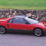 El Autozam AZ-1 es una demostración perfecta del arte japonés de la miniaturización. Desarrollado por Mazda bajo las estrictas normas kei car, combinaba un diminuto motor central turbo de 657 cc y 63 CV con un peso de solo 720 kg. Sus puertas tipo alas de gaviota y su planteamiento de “mini supercar” lo han convertido en una rareza muy buscada, especialmente en su versión AZ-1 frente al aún más escaso Suzuki Cara.