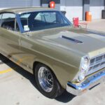En plena guerra de los muscle cars, Ford lanzó casi en silencio el Fairlane 500 R-Code. Solo se fabricaron 57 unidades, lo que lo convierte en uno de los Ford más raros de todos los tiempos. Su apariencia discreta hizo que pasara desapercibido en su época, pero precisamente eso es lo que hoy lo convierte en una pieza legendaria.