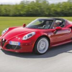 El Alfa Romeo 4C tenía todos los ingredientes para triunfar: monocasco de fibra de carbono, motor central turbo, bajo peso y un diseño espectacular. Sin embargo, su puesta a punto falló. La suspensión era nerviosa hasta el extremo, la estabilidad direccional poco confiable y el ruido constante agotaba en uso real. En Alfa Romeo, cuando un deportivo no transmite confianza al volante, el mercado responde con indiferencia. Una receta excelente, mal ejecutada.