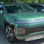 Hyundai quiso que el Ioniq 9 representara el futuro, pero terminó creando un SUV eléctrico sobredimensionado y confuso. Su diseño parece pedir disculpas por ocupar tanto espacio, mientras que el interior rebosa tecnología que más que ayudar, interrumpe. La suspensión es cómoda, pero la dirección transmite poca conexión. En conjunto, se siente más como un conjunto de dispositivos que como un coche bien integrado, excesivo para el uso diario y carente de una identidad clara.