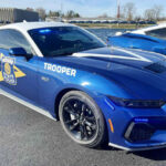 Durante décadas, modelos como el Dodge Charger y el Ford Crown Victoria dominaron las flotas policiales. Hoy, los SUV grandes como el Ford Explorer y el Dodge Durango se hicieron con el control, hasta que Ford decidió dar un giro radical: el Mustang GT S650 de 2025 comienza a patrullar carreteras de Nueva York, Carolina del Norte, Georgia y Florida.

No es solo una actualización: es una estrategia para enfrentar vehículos criminales de alto rendimiento y renovar la imagen de las fuerzas del orden. El Mustang se convierte en un verdadero interceptor dedicado.