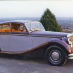 El Jaguar Mk5 debutó en el Salón de Londres de 1948 junto al espectacular XK120. Con motores en línea de 2.5 o 3.5 litros, 10.499 unidades se produjeron de este sedán señorial, marcando el inicio de la recuperación de Jaguar tras la Segunda Guerra Mundial. Su diseño clásico y elegante estableció la identidad de la marca para las décadas siguientes.
