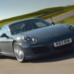 El Porsche 911 991, lanzado en 2012, se ha devaluado notablemente frente al 992, cuya depreciación es mínima. Por unos $40.000 puedes acceder a un 991 con motor bóxer atmosférico y proporciones algo más compactas, ideales para conducción en carretera. Conserva la esencia del 911: placer de conducción, precisión y carácter, con un precio mucho más asequible que la versión actual.