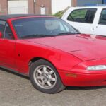 El primer Miata sigue siendo asequible gracias a su producción masiva, pero los ejemplares limpios se están agotando. Su carrocería ligera, tracción trasera y motor 1.6L de cuatro cilindros lo hacen barato de mantener. Con unos 116 CV y menos de 1.000 kg, ofrece una experiencia de conducción pura que muchos deportivos actuales no logran. Un ejemplar en buen estado puede rondar los 8.200 dólares.