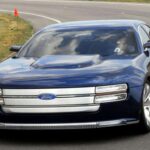 Con su perfil recto y líneas robustas, el Interceptor exudaba la presencia de un marine con uniforme azul de gala, como describió acertadamente el diseñador Peter Horbury. Cada detalle transmite autoridad y fuerza visual en la carretera.